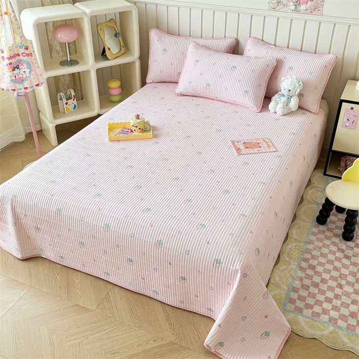 91家纺网 家纺一手货源 找家纺 沐辰 2024新款13372正反全棉印花床盖 点点草莓