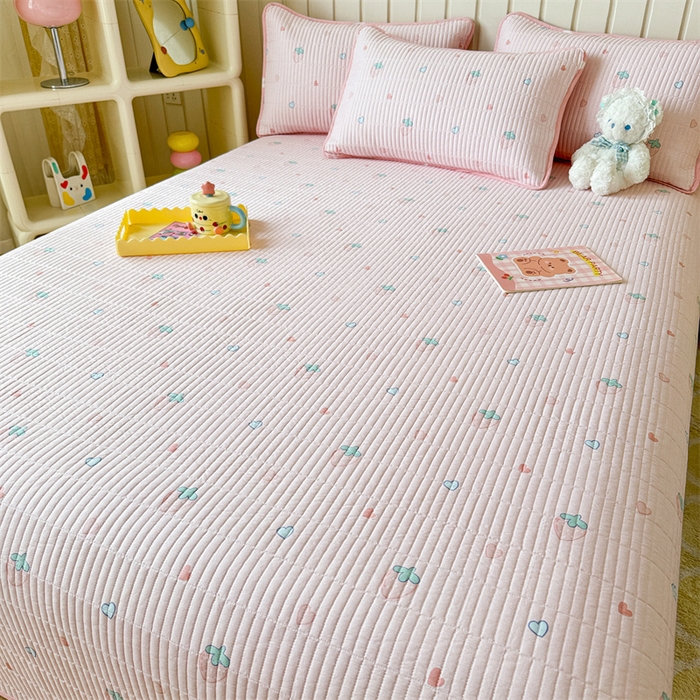 91家纺网 家纺一手货源 找家纺 沐辰 2024新款13372正反全棉印花床盖 点点草莓