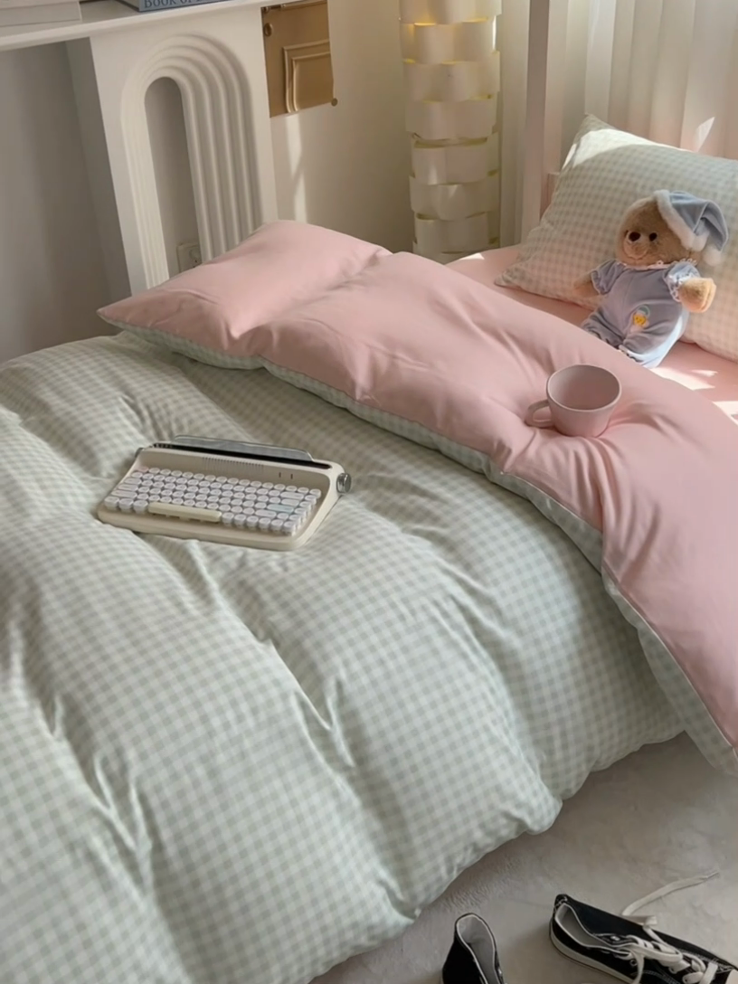 91家纺网 家纺一手货源 找家纺 （总）眠帛家居 2024新款A类学生三件套奶油风小清新毛巾绣暖心系列水洗棉床上用品四件套