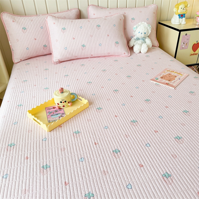 91家纺网 家纺一手货源 找家纺 沐辰 2024新款13372正反全棉印花床盖 点点草莓