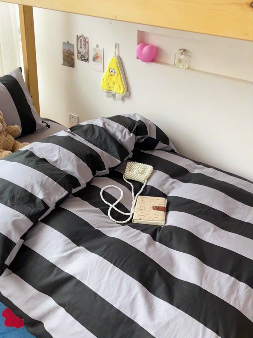 91家纺网 家纺一手货源 找家纺 梦家居 2024新款全棉简约风学生宿舍三件套 宽条深灰