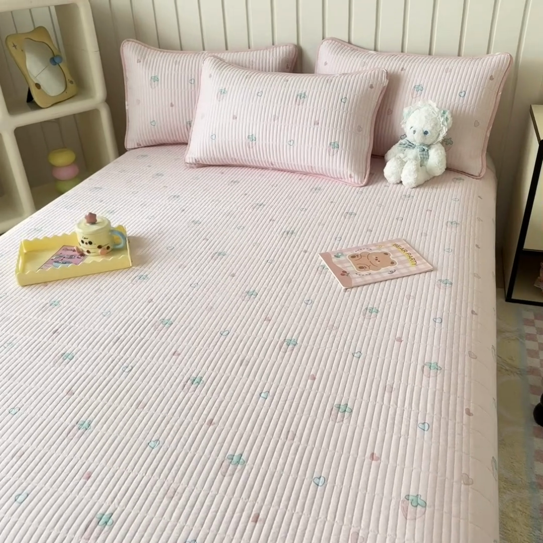 91家纺网 家纺一手货源 找家纺 沐辰 2024新款13372正反全棉印花床盖 点点草莓