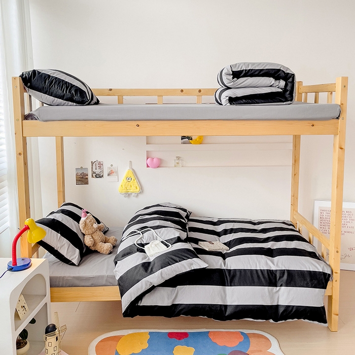 91家纺网 家纺一手货源 找家纺 梦家居 2024新款全棉简约风学生宿舍三件套 宽条深灰