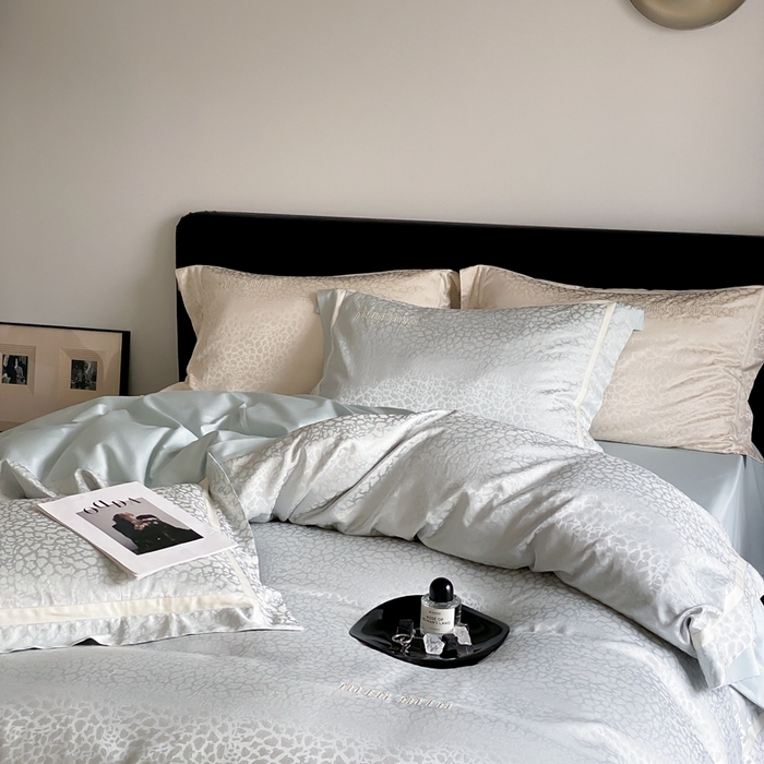 91家纺网 家纺一手货源 找家纺 MIU缪家居 2024新款100支全棉高精密金银线色织提花四件套-慵懒之豹 慵懒之豹-冰蓝色