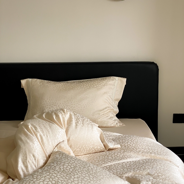 91家纺网 家纺一手货源 找家纺 MIU缪家居 2024新款100支全棉高精密金银线色织提花四件套-慵懒之豹 慵懒之豹-米金色