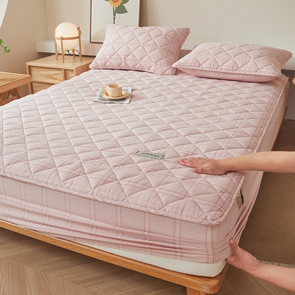 91家纺网 家纺一手货源 找家纺 3C 2024新款全棉水洗棉色织大豆夹棉抗菌床笠 半夏浅粉