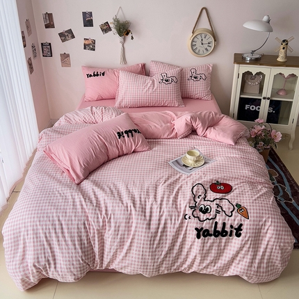 91家纺网 家纺一手货源 找家纺 尤米 2024新款可爱萝卜兔水洗棉毛巾绣四件套 萝卜兔-浅粉