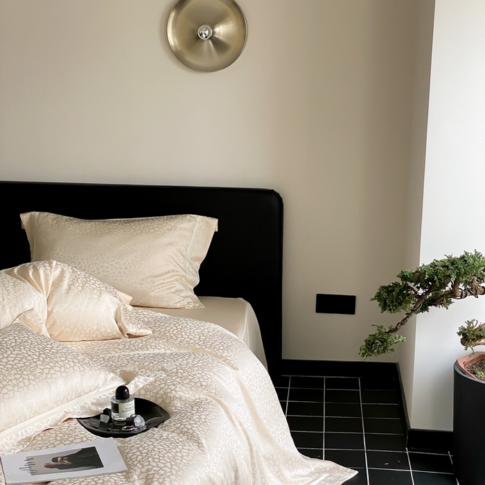 91家纺网 家纺一手货源 找家纺 MIU缪家居 2024新款100支全棉高精密金银线色织提花四件套-慵懒之豹 慵懒之豹-米金色