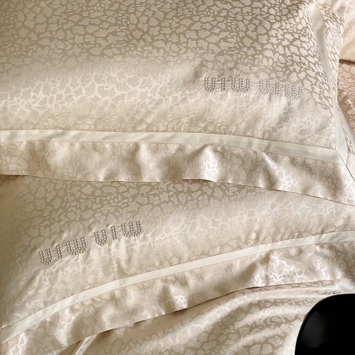 91家纺网 家纺一手货源 找家纺 MIU缪家居 2024新款100支全棉高精密金银线色织提花四件套-慵懒之豹 慵懒之豹-米金色