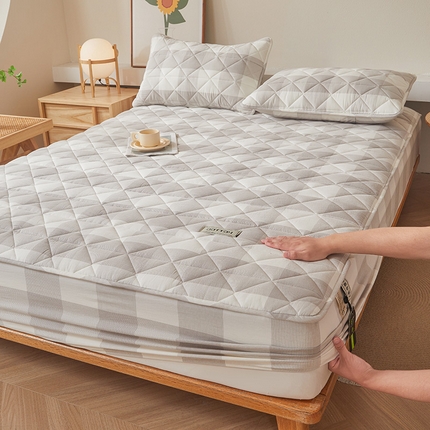 91家纺网 家纺一手货源 找家纺 3C 2024新款全棉水洗棉色织大豆夹棉抗菌床笠 椰子灰大格