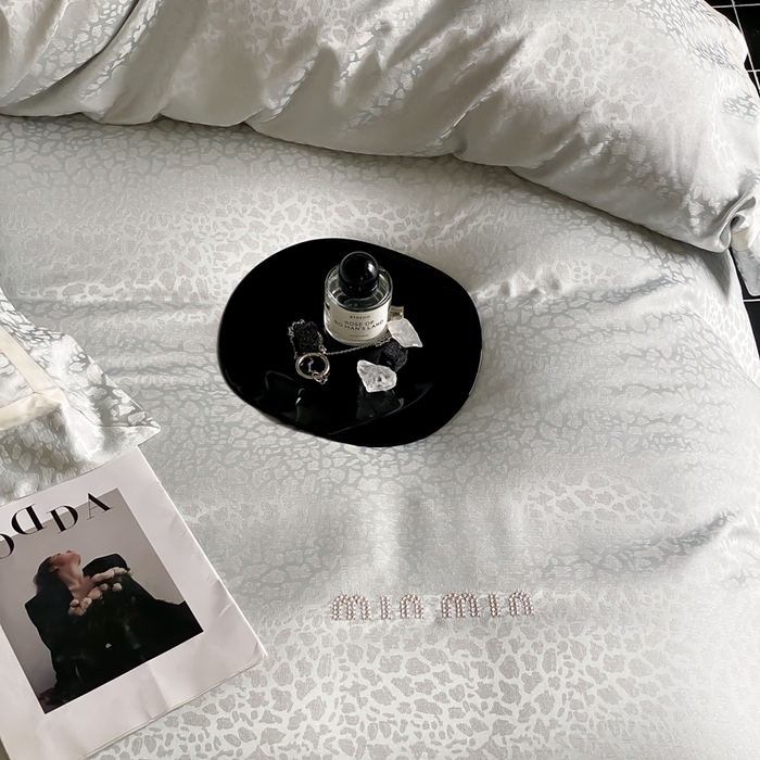 91家纺网 家纺一手货源 找家纺 MIU缪家居 2024新款100支全棉高精密金银线色织提花四件套-慵懒之豹 慵懒之豹-冰蓝色