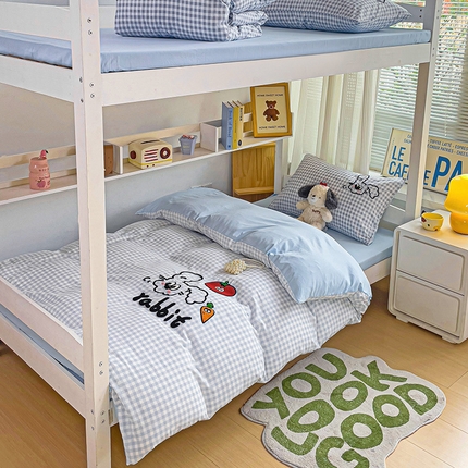 91家纺网 家纺一手货源 找家纺 尤米 2024新款可爱萝卜兔水洗棉毛巾绣四件套 学生床 萝卜兔-浅蓝