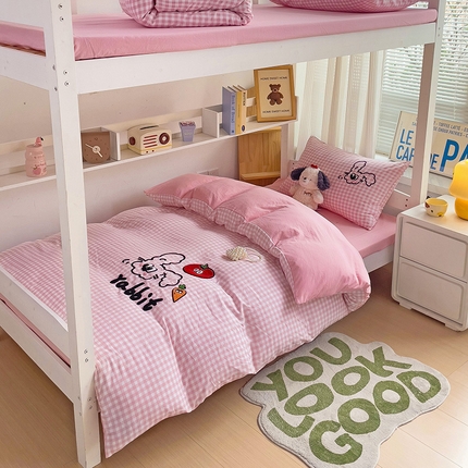 91家纺网 家纺一手货源 找家纺 尤米 2024新款可爱萝卜兔水洗棉毛巾绣四件套 学生床 萝卜兔-浅粉