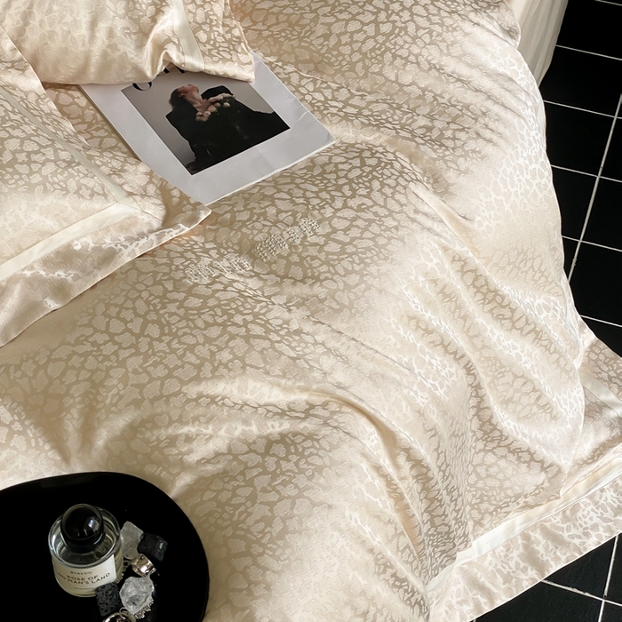 91家纺网 家纺一手货源 找家纺 MIU缪家居 2024新款100支全棉高精密金银线色织提花四件套-慵懒之豹 慵懒之豹-米金色