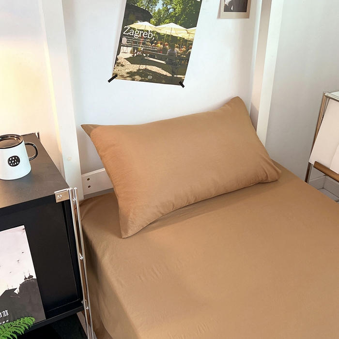 91家纺网 家纺一手货源 找家纺 贝拉梦家纺 2024新款褶皱炒鸡糯纯色水洗棉学生床三件套 焦糖