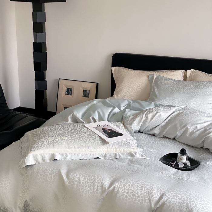 91家纺网 家纺一手货源 找家纺 MIU缪家居 2024新款100支全棉高精密金银线色织提花四件套-慵懒之豹 慵懒之豹-冰蓝色