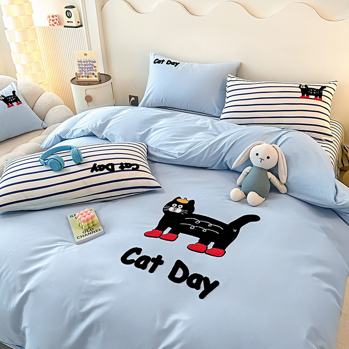 91家纺网 家纺一手货源 找家纺 大境 2024新款毛巾绣全棉纯棉学生三件套四件套 幸运猫-浅蓝