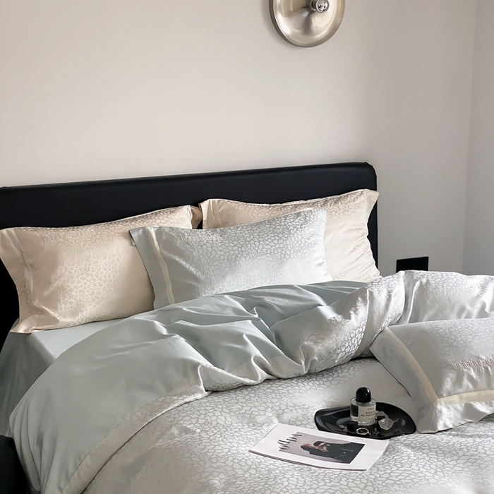 91家纺网 家纺一手货源 找家纺 MIU缪家居 2024新款100支全棉高精密金银线色织提花四件套-慵懒之豹 慵懒之豹-冰蓝色