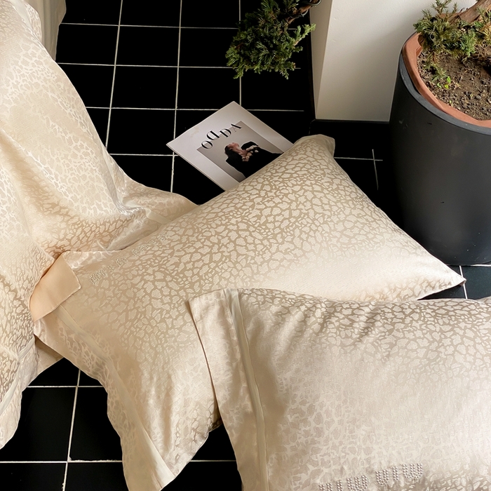 91家纺网 家纺一手货源 找家纺 MIU缪家居 2024新款100支全棉高精密金银线色织提花四件套-慵懒之豹 慵懒之豹-米金色