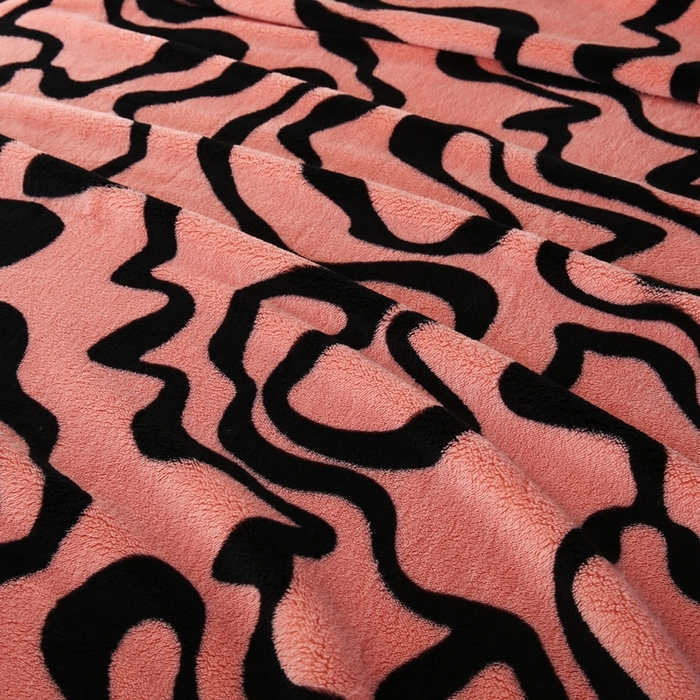 91家纺网 家纺一手货源 找家纺 巴木赫 2024新款法兰绒舒棉绒熊猫绒毛毯 妃红