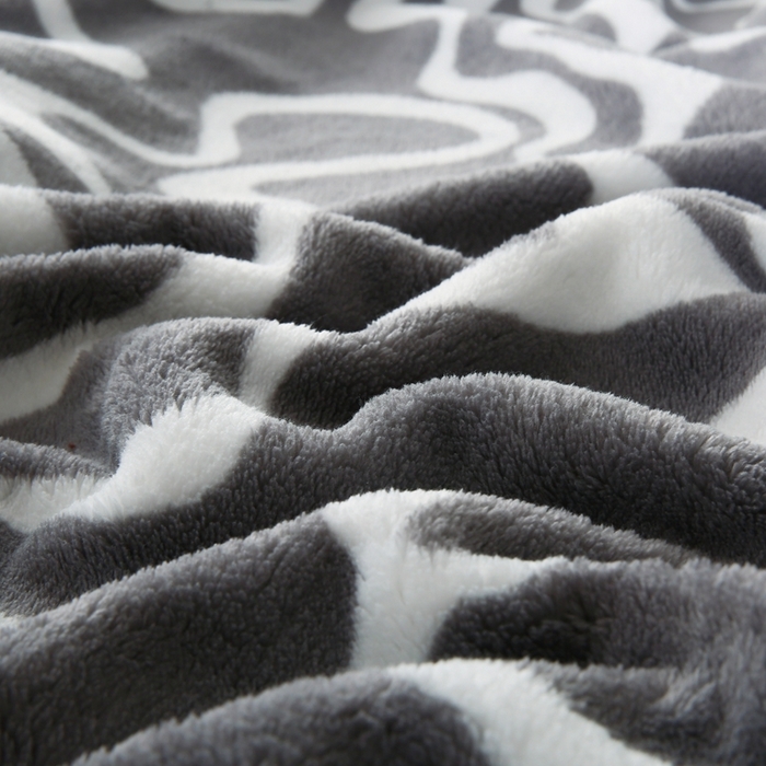 91家纺网 家纺一手货源 找家纺 巴木赫 2024新款法兰绒舒棉绒熊猫绒毛毯 鱼尾灰