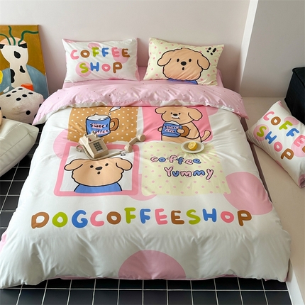 91家纺网 家纺一手货源 找家纺 桃喜 2024新款全棉大版卡通混搭四件套 小狗咖啡店粉