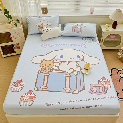 91家纺网 家纺一手货源 找家纺 名兮家居 2024新款13372三丽鸥全棉大版数码印花床笠【含防伪标】 旅行玉桂狗