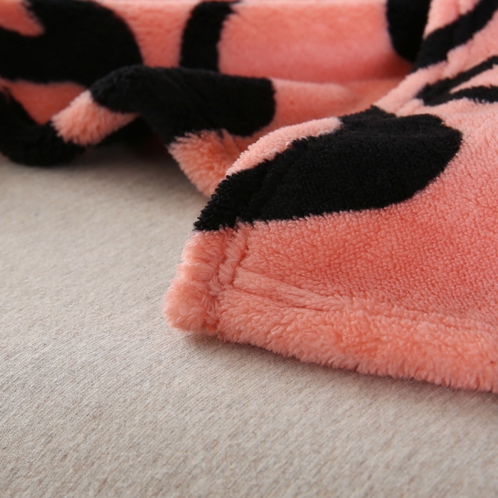 91家纺网 家纺一手货源 找家纺 巴木赫 2024新款法兰绒舒棉绒熊猫绒毛毯 妃红