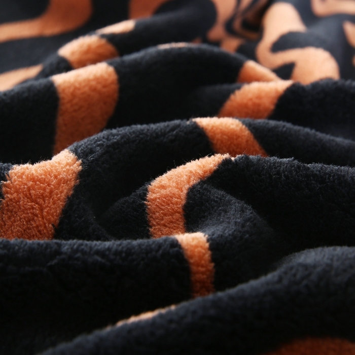 91家纺网 家纺一手货源 找家纺 巴木赫 2024新款法兰绒舒棉绒熊猫绒毛毯 黑茶色
