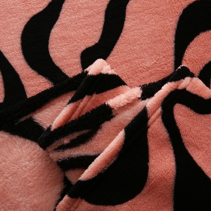 91家纺网 家纺一手货源 找家纺 巴木赫 2024新款法兰绒舒棉绒熊猫绒毛毯 妃红