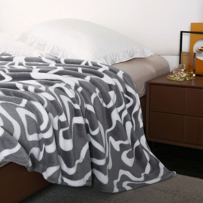 91家纺网 家纺一手货源 找家纺 巴木赫 2024新款法兰绒舒棉绒熊猫绒毛毯 鱼尾灰