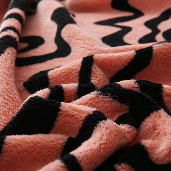 91家纺网 家纺一手货源 找家纺 巴木赫 2024新款法兰绒舒棉绒熊猫绒毛毯 妃红