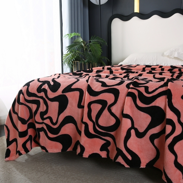 91家纺网 家纺一手货源 找家纺 巴木赫 2024新款法兰绒舒棉绒熊猫绒毛毯 妃红