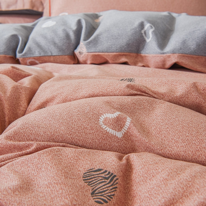 91家纺网 家纺一手货源 找家纺 艾迪尚家纺 2025新款生态全棉磨毛印花四件套--单被套 安吉拉-粉