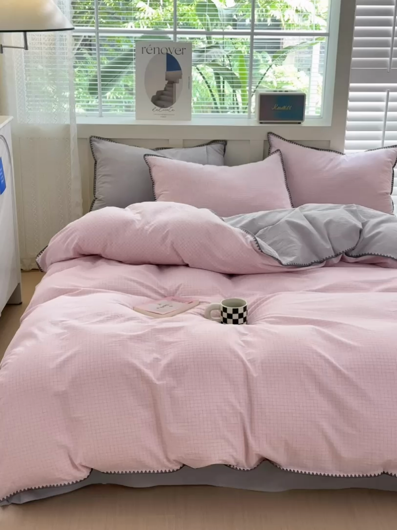 91家纺网 家纺一手货源 找家纺 宜家坊 2024新款A类全棉色织水洗棉贝壳边绣三角针工艺四件套可定制 星语-浅粉灰