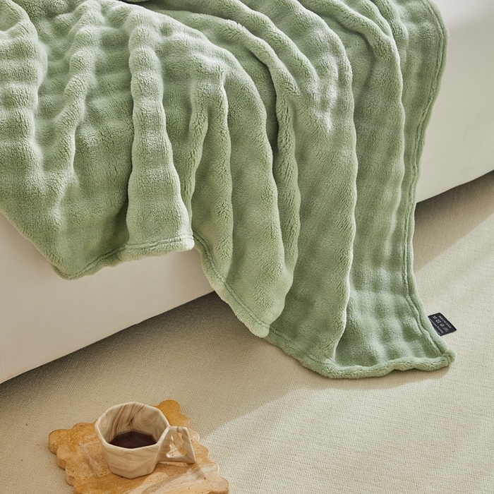 91家纺网 家纺一手货源 找家纺 巴木赫 2024新款法兰绒泡泡卷边毯子毛毯 抹茶绿