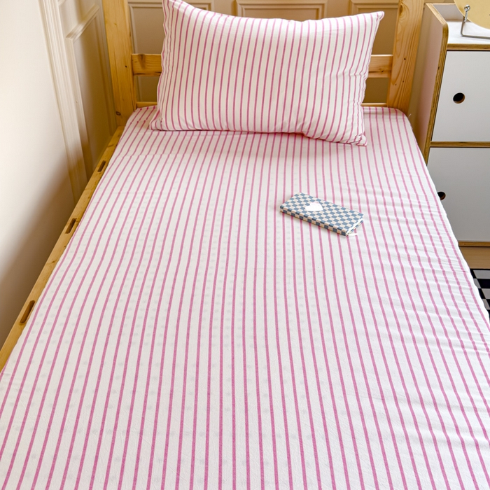 91家纺网 家纺一手货源 找家纺 金丝鸟家纺 2024新款全棉色织水洗棉水晶绒床垫套 玫红中条