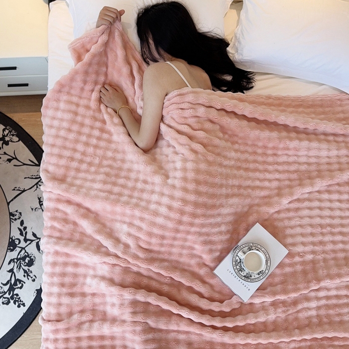 91家纺网 家纺一手货源 找家纺 兜米家居 2024新款纯色仿兔毛泡泡毛毯牛奶绒毛毯午睡毯 胭脂粉