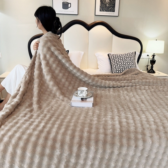 91家纺网 家纺一手货源 找家纺 兜米家居 2024新款纯色仿兔毛泡泡毛毯牛奶绒毛毯午睡毯 奶咖色