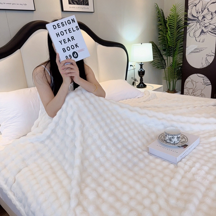 91家纺网 家纺一手货源 找家纺 兜米家居 2024新款纯色仿兔毛泡泡毛毯牛奶绒毛毯午睡毯 纯净白