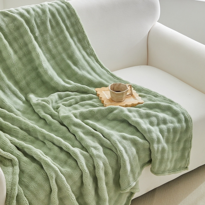 91家纺网 家纺一手货源 找家纺 巴木赫 2024新款法兰绒泡泡卷边毯子毛毯 抹茶绿