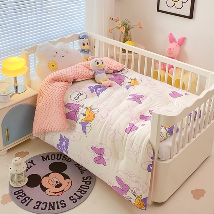 91家纺网 家纺一手货源 找家纺 兄弟坊 2025新款正版授权卡通针织棉豆豆绒秋冬儿童被（婴儿床） 时尚黛丝