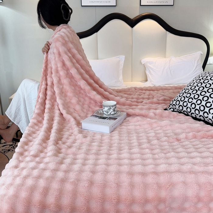 91家纺网 家纺一手货源 找家纺 兜米家居 2024新款纯色仿兔毛泡泡毛毯牛奶绒毛毯午睡毯 胭脂粉