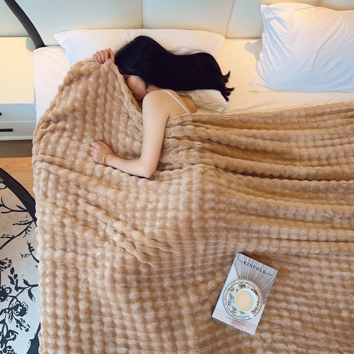 91家纺网 家纺一手货源 找家纺 兜米家居 2024新款纯色仿兔毛泡泡毛毯牛奶绒毛毯午睡毯 香槟色