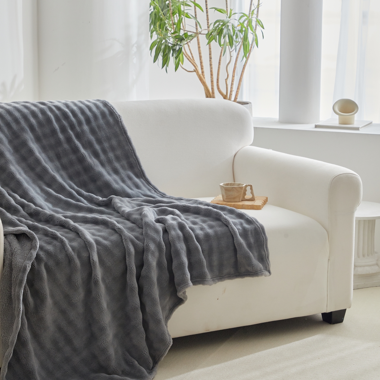 91家纺网 家纺一手货源 找家纺 巴木赫 2024新款法兰绒泡泡卷边毯子毛毯 深灰