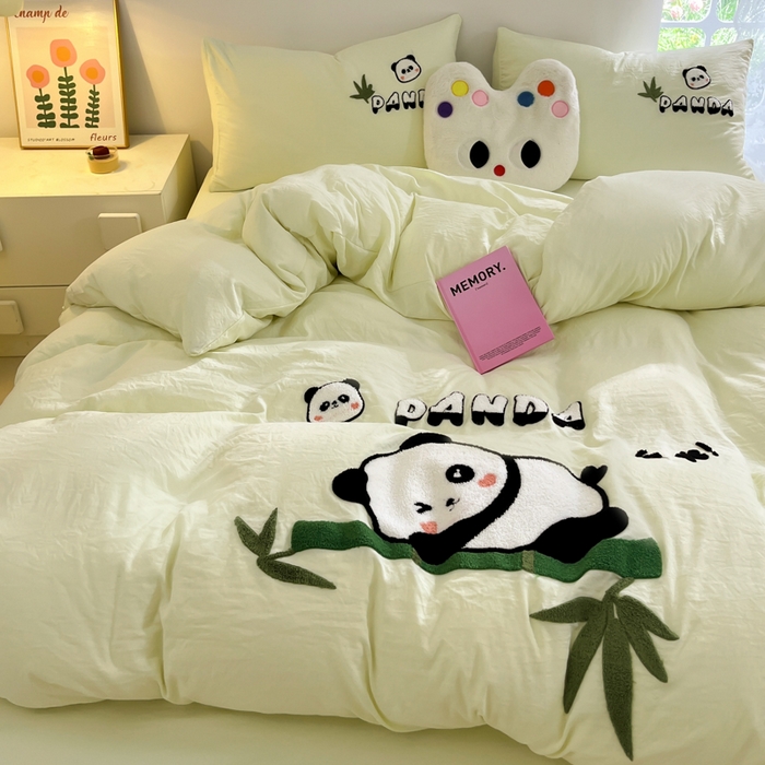 91家纺网 家纺一手货源 找家纺 卡迪熊家纺 2024新款水洗m毛巾绣四件套系列 翠竹熊猫