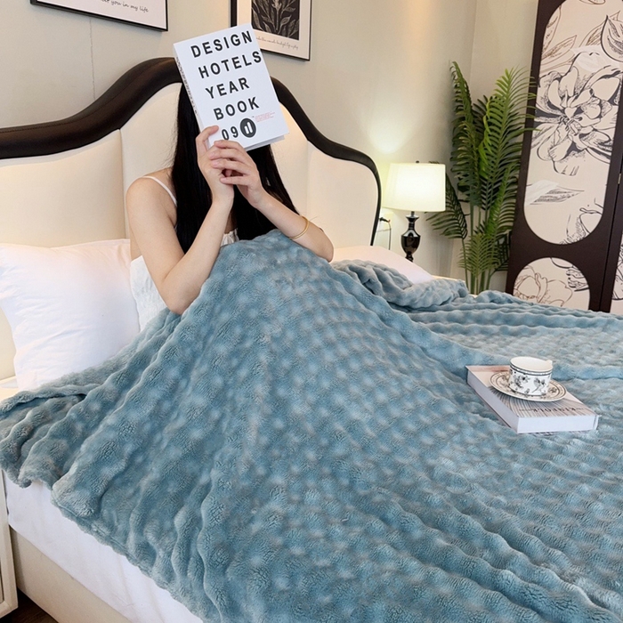91家纺网 家纺一手货源 找家纺 兜米家居 2024新款纯色仿兔毛泡泡毛毯牛奶绒毛毯午睡毯 天青色
