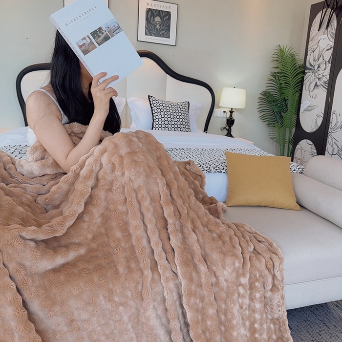 91家纺网 家纺一手货源 找家纺 兜米家居 2024新款纯色仿兔毛泡泡毛毯牛奶绒毛毯午睡毯 香槟色