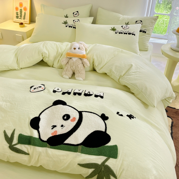 91家纺网 家纺一手货源 找家纺 卡迪熊家纺 2024新款水洗m毛巾绣四件套系列 翠竹熊猫