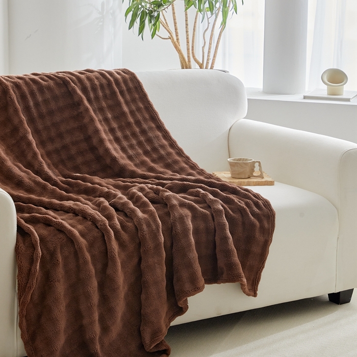 91家纺网 家纺一手货源 找家纺 巴木赫 2024新款法兰绒泡泡卷边毯子毛毯 咖啡